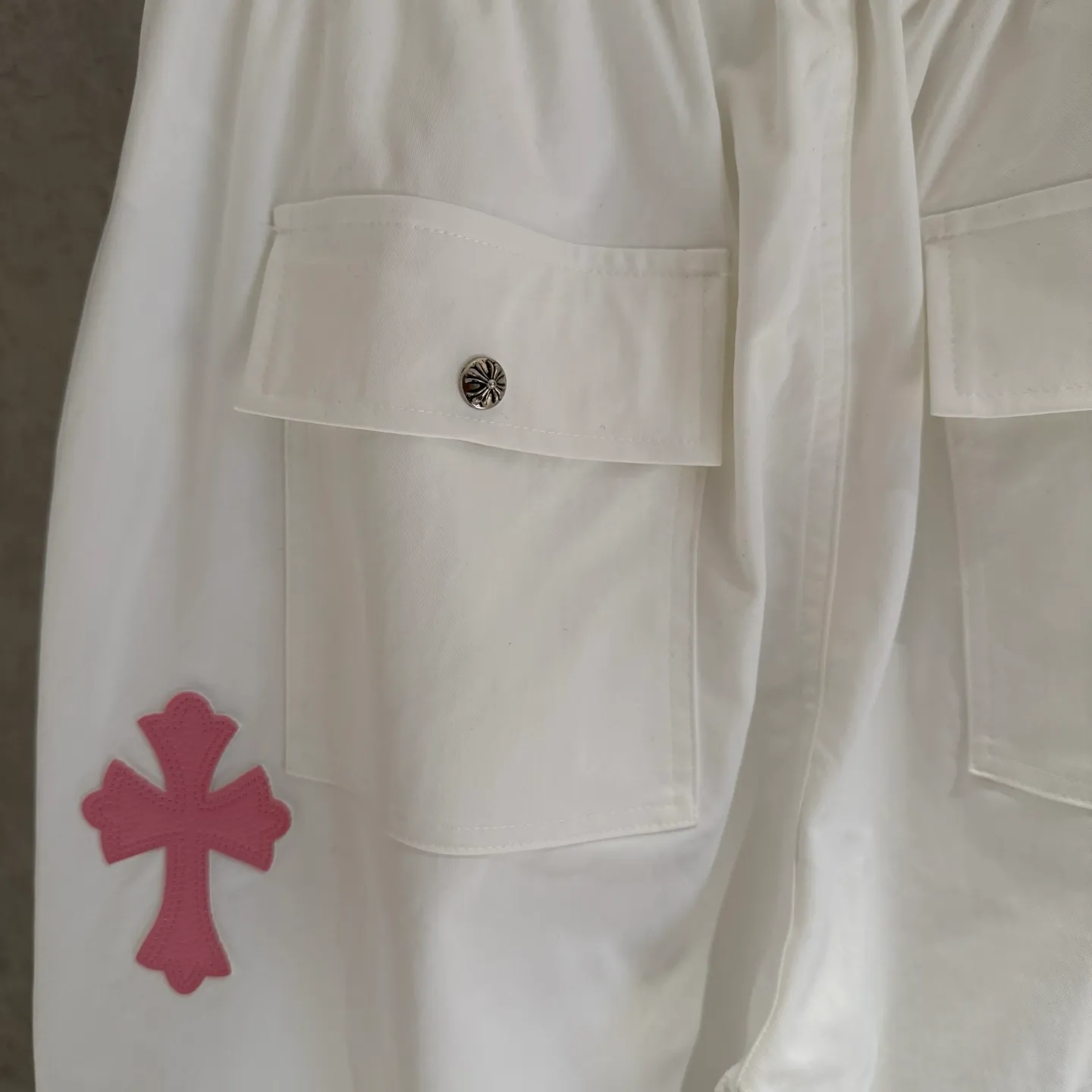 🅿️390 [Strict quality control] CH Crow Heart heavyweight Crow paratrooper pants with colorful crosses. More than 20 customized cross leather sets. Customized Crow Heart hardware. Loose and lazy version, waist size 66-100 can be controlled. More than 20 fabrics are custom-woven and dyed. The front needs to be carbon-milled and then sanded (the surface of the pants has a velvet feel and is comfortable to wear) and the reverse is waterproof. Finally, the overall enzyme wash is done. The workmanship is complicated and cumbersome. The leather is all calfskin and has undergone multiple color fixing treatments! Machine washing is not recommended for white! Code number M-2xl